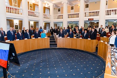 С 1 января увеличат выплаты опекунам и приемным семьям 